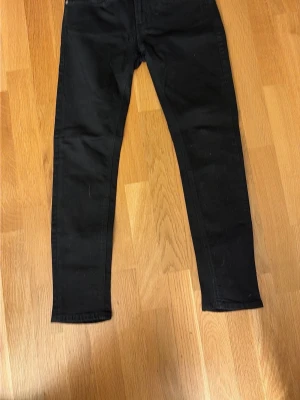 Svarta skinny jeans från Dondup - Jag säljer dessa svarta dondup jeansen i storlek w28, dem är liten i storleken, de sitter som W26-27, de är i fint skick och är använda ett par gånger 💕 nypris: 1500kr! Skriv vid minsta fundering!!