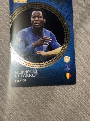 Kickerz samlarkort Romelu Lukaku - Samlarkort med fotbollsspelaren Romelu Lukaku i Everton. Kortet är blått med gulddetaljer och har statistik, skills och karriärinfo på baksidan. Materialet är glansig kartong och formatet är rektangulärt. Perfekt för dig som gillar fotboll och samlarbilder.