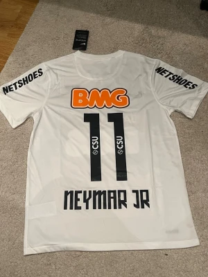 Vit Neymar Jr Santos matchtröja - Säljer denna sjukt snygga Santos matchtröja med Neymar Jr och nummer 11 på ryggen.