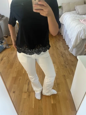 Lågmidjade kostymbyxor  - Snygga bootcut byxor som är i toppenskick! 🌼 Köpte i vintage butik i paris. Mått rakt över midjan är 38cm  Lite små på mig så därför ser de väldigt tajta ut