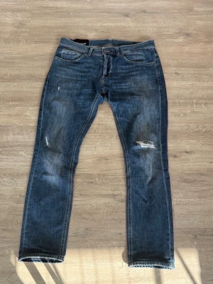 Dondup Jeans  - Dondup jeans modell George, skriv för mått. Storlek 33!