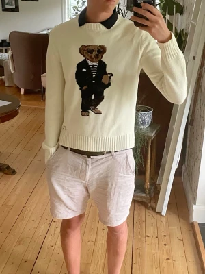 Ralph Lauren tröja  - Vill du ha en riktigt snygg Ralph lauren tröja med tajt krage och en broderad björn på? Då har du hittat rätt! Skick 10/10 använt en gång. Storleken säger M men skulle säga att den är S. Taggen finns kvar och den har inga defekter! Jag är 183 cm lång! 