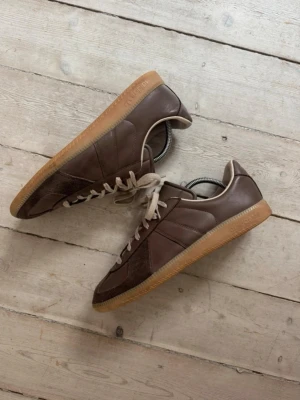 Adidas BW Army GATS  - Säljer dessa bruna ovanliga Adidas GATS i fint skick! Perfekta nu till hösten! Storlek 43! Pris går att diskutera vid snabb affär! Hör av dig vid minsta fundering! 