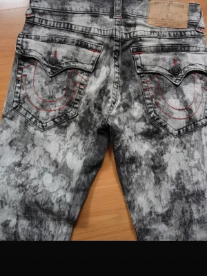 True religion jeans - Säljer mina raka trueys för att jag ej använder dem mer, designen är väldigt unik och de är i jättebra skick. Perfekt för att stå ut från det normala 