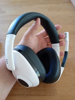 Sennheiser EPOS H3 Gaming Headset - Säljer ett fenomenalt premium gaming headset från legendariska Sennheiser i nära nyskick enligt bilder. Låg vikt, brusreducering och högkvalitativa material, design etc. Fungerar utmärkt. Suveränt ljud och kristallklar mikrofon. Lika bra till spel som musik, film eller kontorsarbete. Se specifikationer längst ned.  Nypris: 1900 SEK Mitt pris: 489 SEK  Skriv vid frågor och se gärna mina andra annonser! Skapar gärna deals och p för just dina behov!   Skickas snabbt och spårbart med alla möjliga fr