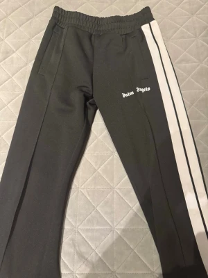 Palm angels byxor - Svarta Palm angels byxor i Storlek xs  använda ett fåtal ggr så de är i väldigt bra skick   ÄKTA Har tyvärr inte kvitto, men Qr-kod finns. Säljer då dem inte är min stil längre❤️