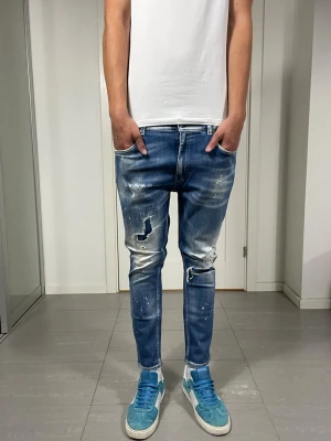 Dondup Jeans - Säljer nu dessa Dondup Jeans med snygga slitningar och tvätt i populär design med mått ca 39 o 95 cm, skriv för fler bilder/frågor🙌🏼 