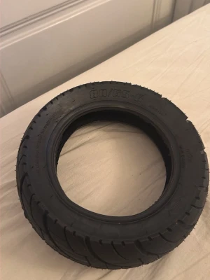 Svart däck 80/65-6 till elscooter - Säljer ett svart däck med dimensionen 80/65-6 som passar till elscooter eller mindre fordon. Däcket har ett grovt mönster för bra grepp och är tillverkat i slitstarkt gummi. Perfekt för dig som behöver byta ut ditt gamla däck.
