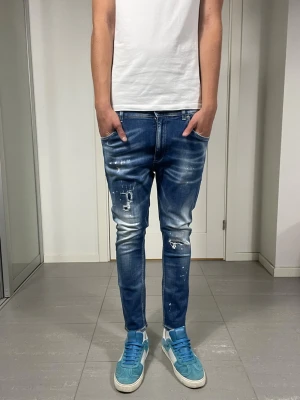 Dondup Jeans  - Säljer nu dessa Dondup Jeans med snygga slitningar i populär design, mått ca 37 o 92 cm. skriv för fler bilder/frågor🙌🏼 