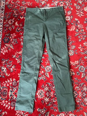 Lacoste chinos  - Mörkgröna chinos från Lacoste perfekt till golfen är också Helt nya utan lappar. Måtten syns på bilderna skriv Om du undrar över något.