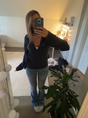 Stickad tröja - Jättefin stickad tröja i från Gina tricot. Använd Max 2 gånger är i mycket bra skick. Skriv gärna vid frågor eller om ni vill diskutera priset! ❣️