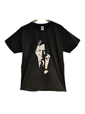 Palme svart t-shirt | sosse | Merch | tröja - Cool svart t-shirt med ett stort vitt Olof Palme tryck på framsidan. Klassisk passform och rund halsringning. Perfekt för dig som gillar grafiska motiv och vill sticka ut lite extra. Storlek: Large