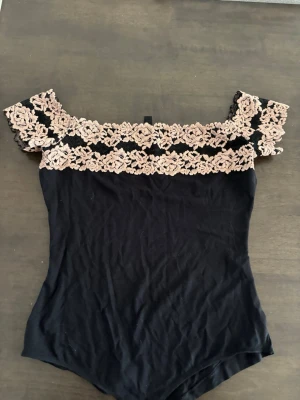 Populär intimissimi body  - I storlek M men passar mig som är XS/S. Lite mörkare spets, lite ljus brun/beige. Buda gärna! Lite sliten (mini hål) vid knäppet i grenen men inget som stör