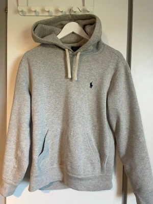 Polo Ralph Lauren Hoodie - Ralph Lauren hoodie i färgen grå med en riktigt skön passform | storlek S | mycket bra skick | skriv vid frågor!