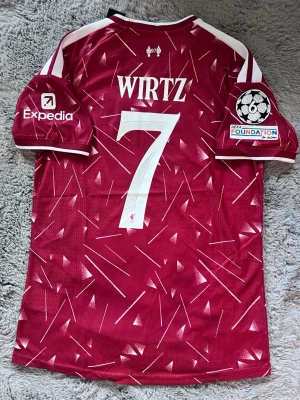 Liverpool 26/27 Wirtz  - En Liverpool 26/27 tröja med Wirtz spelar version, storlek L 