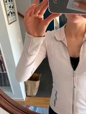 Lululemon define jacket  - Storlek 4, köpt i vintras på NK, bra skick!