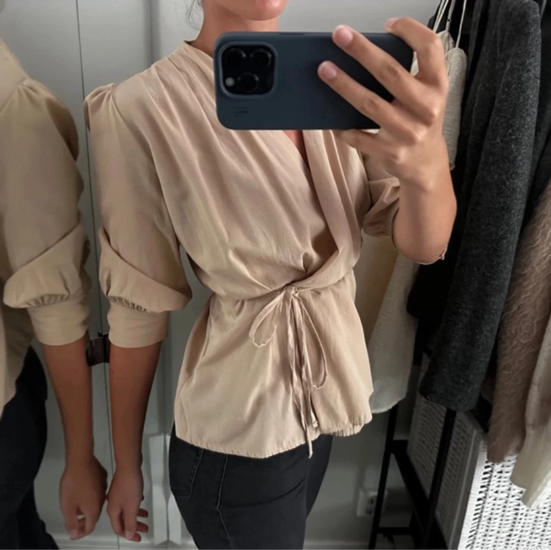 Beige omlottblus med knytband - 2