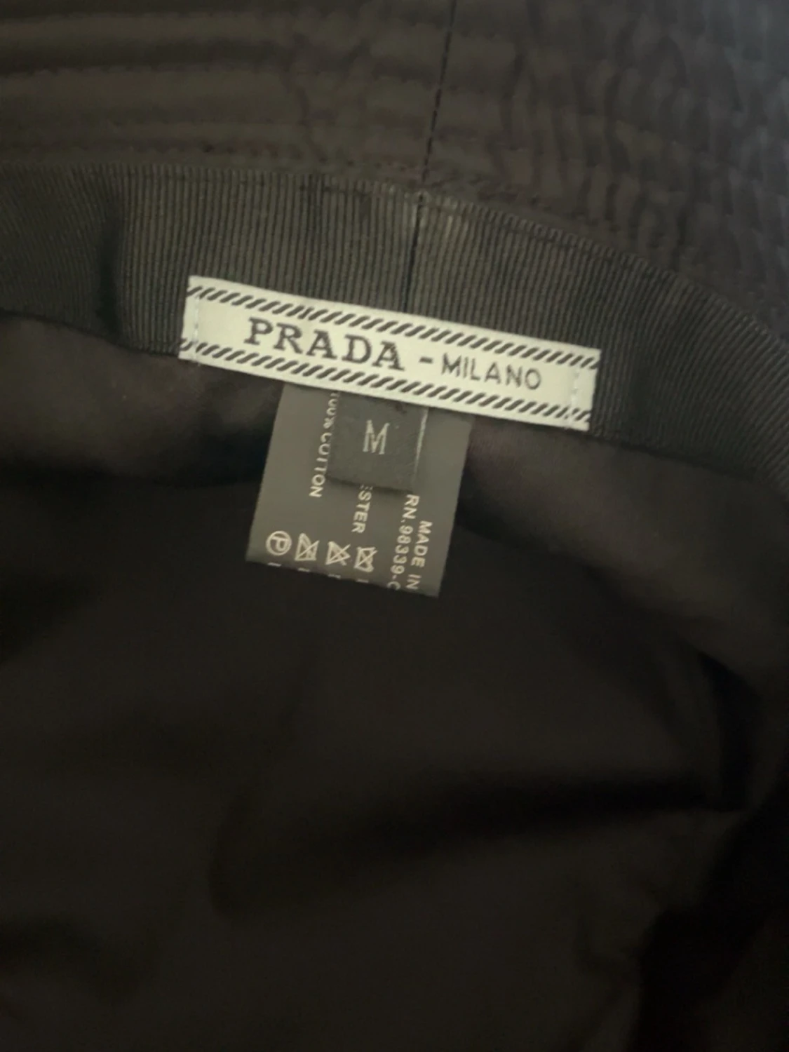 Svart bucket hat från Prada - 2