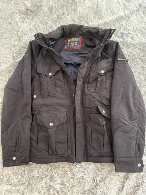 Woolrich fieldjacket - Säljer denna sällsynta och mycket eftertraktade woolrich fältjacka | Storlek M | Mycket bra skick | Vid eventuella frågor hör gärna av dig och erbjuder bra pris vid köp av bundle 😁✅