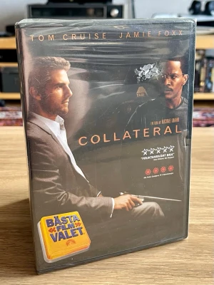 Collateral – DVD – ny och inplastad - Säljer Michael Manns Collateral (2004) på DVD med Tom Cruise och Jamie Foxx.  En tät och stilren thriller där Cruise gör en av sina mest minnesvärda roller som den iskalle yrkesmördaren Vincent.  Detta exemplar är fortfarande fabriksinplastat och oöppnat – ett extra fint exemplar för filmsamlaren eller Michael Mann/Tom Cruise-fantasten. 🎬  Har kvar den klassiska ”Bästa Filmvalet”-etiketten på originalplasten.  Skick: Ny / oöppnad / inplastad Format: DVD Svensk utgåva  Skickas väl emballerad.