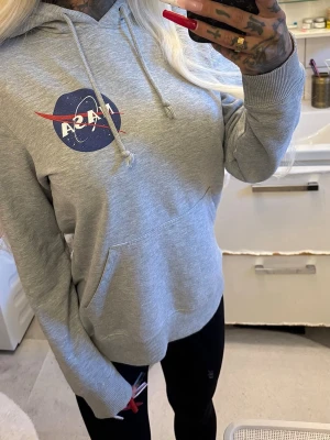 Grå hoodie  - Grå hoodie, använt men bra skick 💋 ▪️ TikTok - ginise  