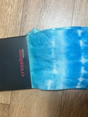 Coola leggings till salu! - Aldrig använda, det är bara själva etiketten som har gått sönder lite. (se bild för mer) Storlek är M men det står också 38/40 på.   #leggings #fun 💙