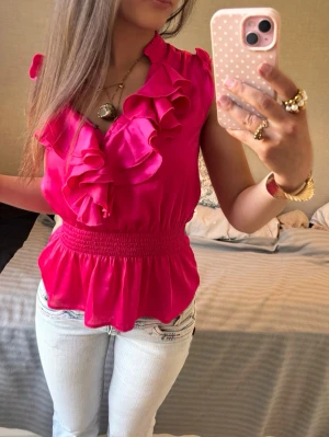River island rosa volangtopp  - Så fin rosa volangtopp från river island! OBS: ❗️Denna kommer säljas via budgivning i min Plick Live show + cocopanda giveaway den 26e Augusti kl 20.00, så denna går inte att köpa nu. Men skriv gärna om ni har frågor. Jag är 168 och det är mina bilder💖 