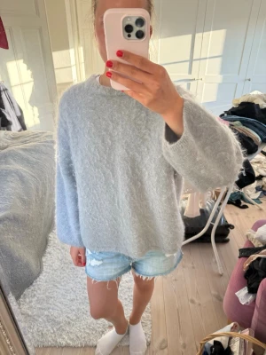 Stickad tröja  - Populär stickad tröja från H&M 🫶🏻 Kostar 799kr ny och är i väldigt bra skick då den inte är använd många gånger. Pris går att diskutera 