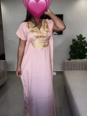 Rosa gandoora💗 - Klänningar är one size och är designade för att passa olika kroppstyper. På insidan finns ett justerbart band i midjan, så att du enkelt kan anpassa passformen🤍 Modellen är 165 cm