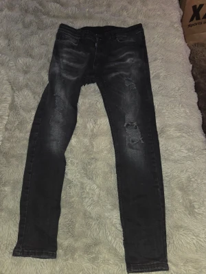 Dsq2 jeans - Säljer ett par svarta dsq2 jeans, dom passar ej