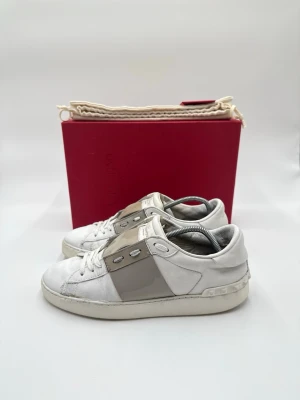 Valentino sneakers  - Hej säljer nu dessa fina valentino open skor  Skick enligt bilder  Postar snabbt och smidigt   Hör av er vid frågor eller funderingar