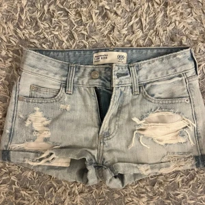 Low rise shorts  - Säljer dessa low rise jeansshortsen från Abercrombie & fitch i storlek W23, men de är stora i storleken. Köpta från Plick men aldrig använda då de inte passade. Nyskick!🩷 Bilder från förra ägaren. 