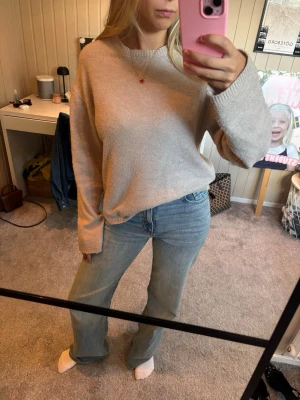 Beige stickad tröja från Pieces - En enkel och stilren beige stickad tröja från Pieces. Köpt från vero Moda. 