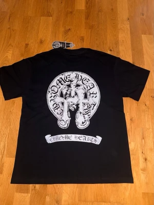 Svart Chrome Hearts t-shirt - skriv svarar snabbt!