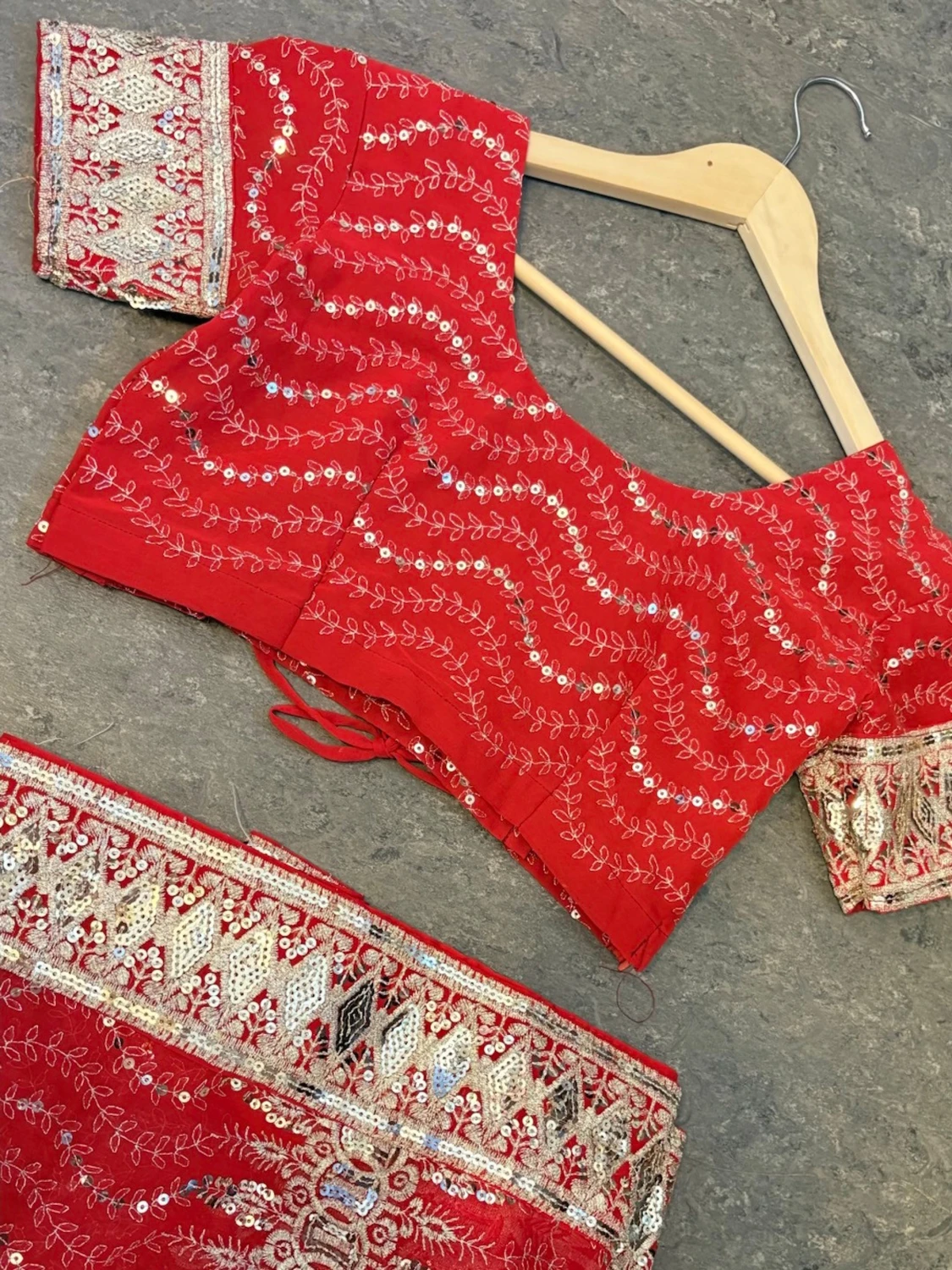 Rött broderat set med blus och kjol (indiska tradition klänning)  - 2
