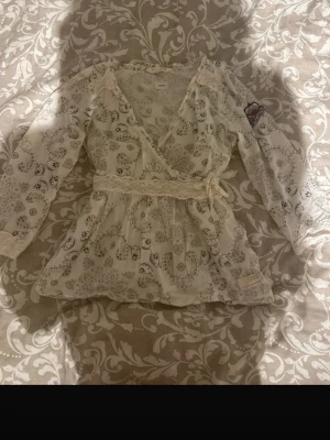 Snygg babydoll topp 3/4 ärm - Mönstrad coquette vintage topp❣️med spets och rosett. Trekvarts ärm.