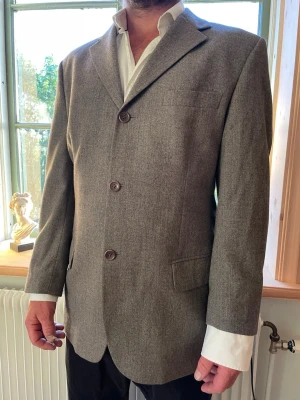 Massimo Dutti kavaj - Fin grå Massimo Dutti ullkavaj💕det står att storleken är 40-50 så visste inte riktigt hur man skulle sätta i ”storlek” men tog 40