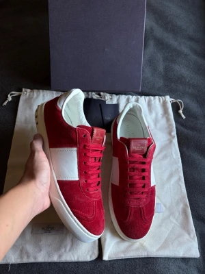 Valentino Flycrews| 43,5 - Ge bud! 1600 är inte priset. Säljs för 3800-5000kr i detta skicket på svenska marknaden kommer inte släppa under marknaden!!!!!!!