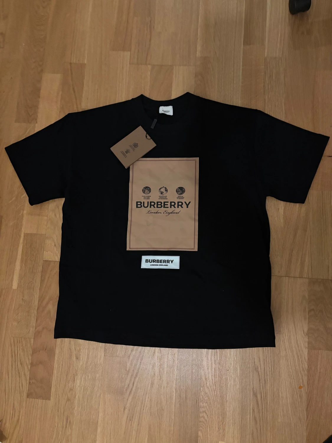 Svart Burberry t-shirt med beige print