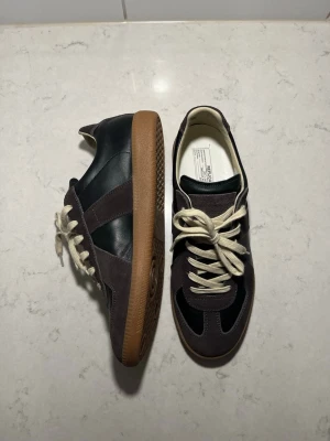 Maison Margiela Gats - Tjena, säljer dessa gats från Maison margiela i storlek 46. Däremot är det lite mindre i storleken och passar mer som 45. Utöver det knappt använda och i mycket bra skick. Skriv vid frågor eller funderingar!