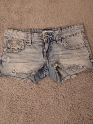 Short - Ljus blå short från gina tricot i storlek 146. Knappen fram är utbytt och flyttat lite längra fram så dom är lite större i midjan men inte alls mycket. 🌸🩷