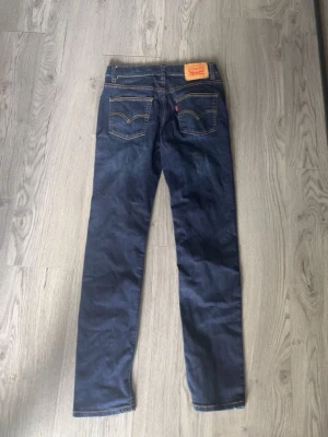  Mörkblå Levi’S byxor. Knappt andvända!!! - Ett par snygga levi’s jeans i färg mörkblå. Knappt andvända och passar perfekt till vår/höst