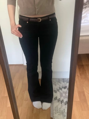 Svarta bootcut jeans - Säljer ett par svarta bootcut jeans
