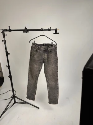 Grå tvättade jeans från Neuw - Snygga grå jeans från Neuw med tvättad look och klassisk femficksmodell. Jeansen har raka ben och normal midja, perfekta för en avslappnad och trendig stil. Materialet är denim som ger en skön känsla och bra passform.