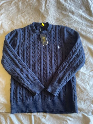 Stickad tröja Polo Ralph Lauren - Stickad tröja från polo ralph lauren, storlek M. den är aldrig använd och kommer med tags är i perfekt skick!