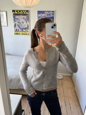 Ljusgrå kofta💗 - Mysig ljusgrå kofta med rund halsringning och knäppning framtill. Storlek 146/152 jag har växt ur den men tycker fortfarande att den passar hyfsat, (jag är 170 ish) Den är snygg och passar till mycket! Förlåt för skrynklig❤️