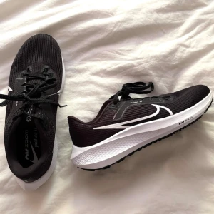 Nike löparskor - Nike Pegasus 40, endast använda en gång. Storlek 39 / 25 cm (passar även mig som brukar ha storlek 37-38)