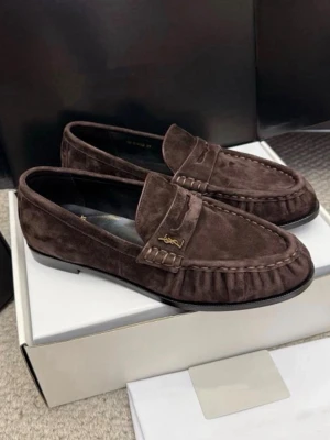 Ysl mocka loafers  - Säljer nu mina stilrena Ysl loafers i brun mocka, dem är bara använda ett fåtal gånger och har inga som helst defekter. Vid frågor är det bara att slå en signal!😁🤩 