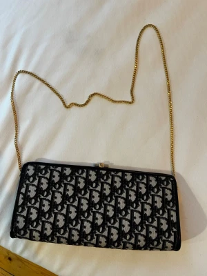 Christian Dior Vintage Trotter/Oblique Frame Evening Bag 1970-tal - Superfin vintage dior clutch! Säljer då jag aldrig får användning för den. Nypris: 15000-30000