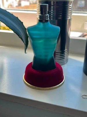 Jean Paul gaultier le male - Jag säljer 30ml av Jean Paul Gaultier le male☺️ Den luktar jättegott och passar till typ allt😁